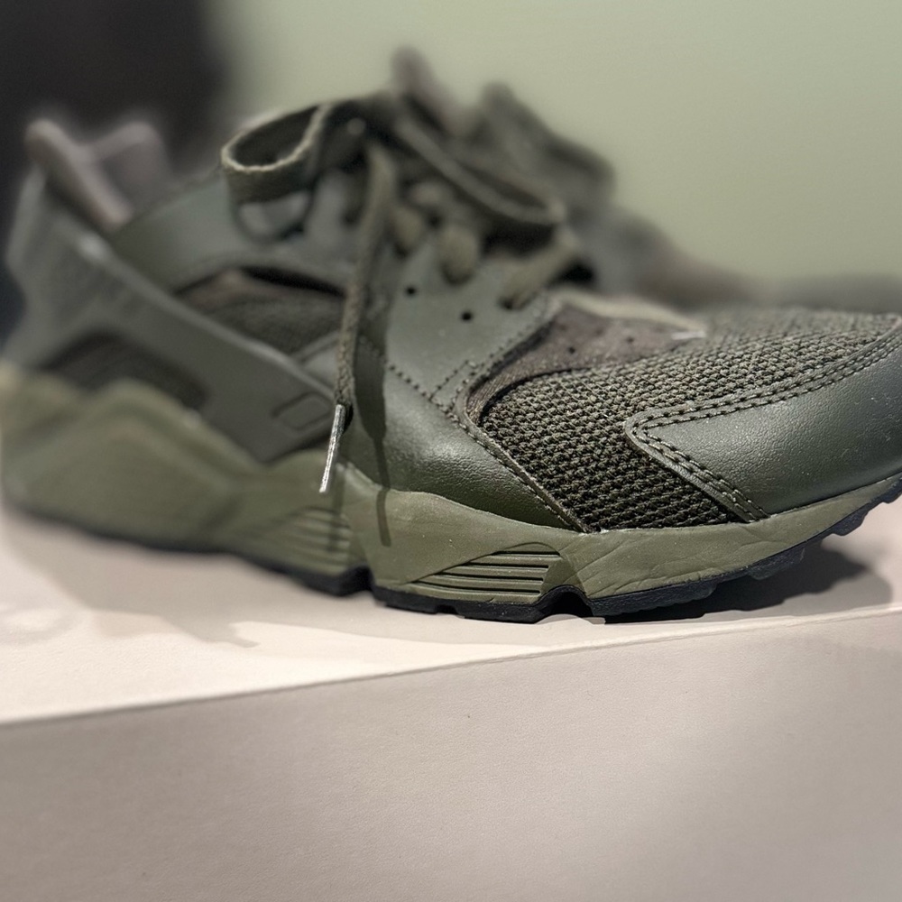 Nike Men's Huaraches Olive Green Size 7.5